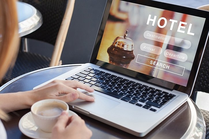 Eine junge Frau trinkt Kaffe und surft im Internet. © stock.adobe.com_Song_about_summer 