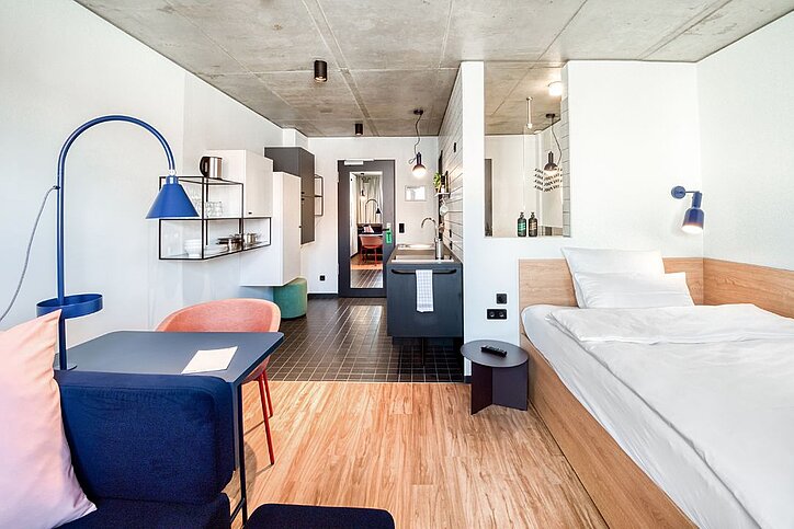 Mit dem Haus in Berlin-Friedrichshain fing alles an, jetzt plant Stayery allein in Berlin vier weitere Häuser. © Stayery Berlin / The Phillys Typisches Apartment im Stayery Berlin © Stayery Berlin / The Phillys