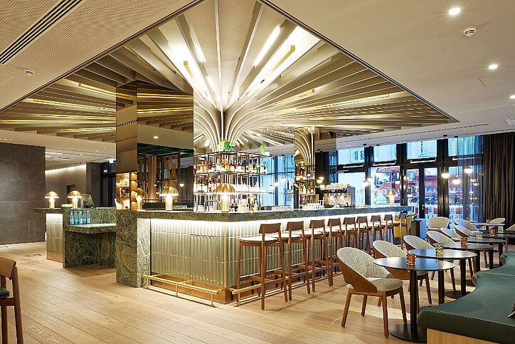 Gastronomie oder nicht - anhand der Frage lässt sich oft bereits unterscheiden, ob es sich um ein Aparthotel, wie hier das Adina in Düsseldorf, oder ein Serviced Apartmenthaus handelt. © GBI Holding AG
