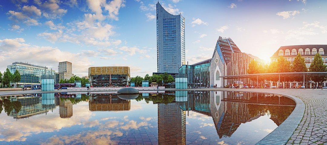 Panorama-Ansicht der Stadt Leipzig bei Sonnenuntergang