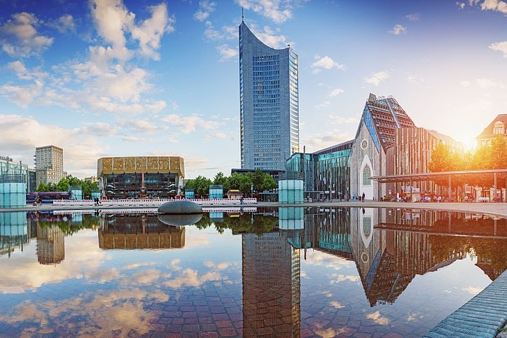 Panorama-Ansicht der Stadt Leipzig bei Sonnenuntergang