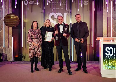 Matthias Niemeyer (2.v.r.) von den TFE Hotels hat für das A by Adina Vienna Danube in Wien den SO!APART Award in der Kategorie „neu und besonders“ entgegen genommen. © Hafencitystudios