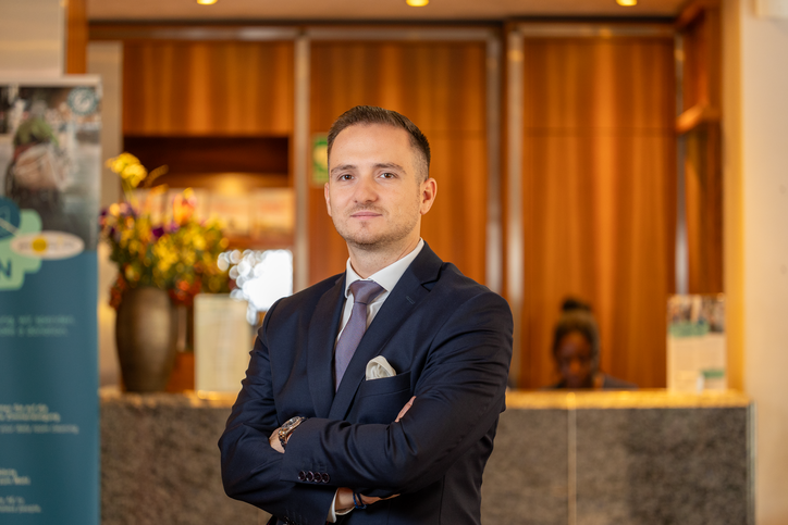 Seit langem in Düsseldorf und nun Direktor eines der beiden Living Hotels: Bojan Nikolic. © Sascha Perrone