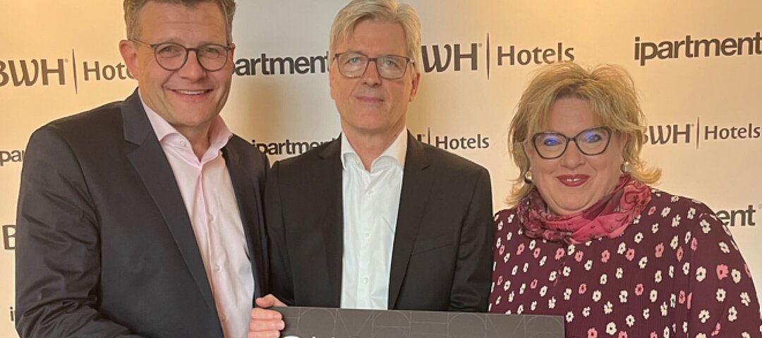 Ipartment sucht die Zusammenarbeit mit BWH Hotels (v. l.): Marcus Smola, Ralph Stock und Carmen Dücker. ©BWH Hotels