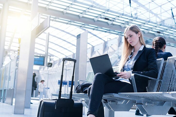 Wieder deutlich mehr Geschäftsreisen, internationale Reisende und ein weniger volatiles Buchungsverhalten: Das Jahr 2022 zeigte viel Vor-Corona-Reiseverhalten.© stock.adobe.com_engel.ac
