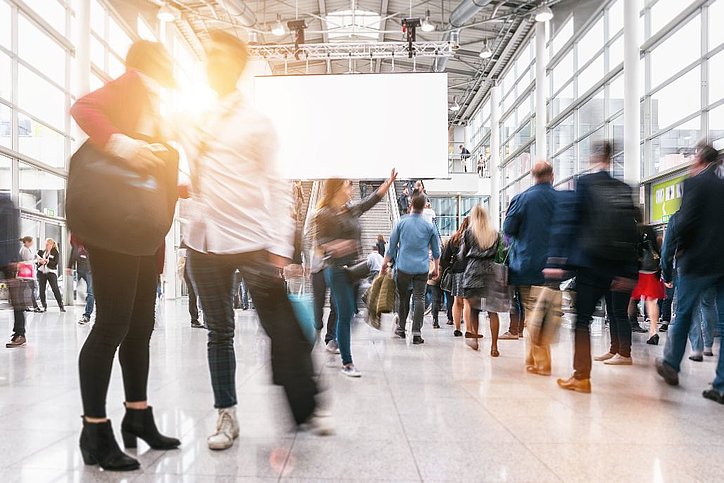 Die Apartmenthäuser sind voll, alle holen die letzten zwei Jahre nach. Wohl erst im nächsten Jahr werden wir ein verändertes Geschäftsreisen sehen. © stock.adobe.com_Wirestock Läuft der Geschäftsreisetourismus nach Krisenjahren in eine neue starke Richtung? Die nächsten Wochen werden erste Antworten liefern. © stock.adobe.com_Wirestock