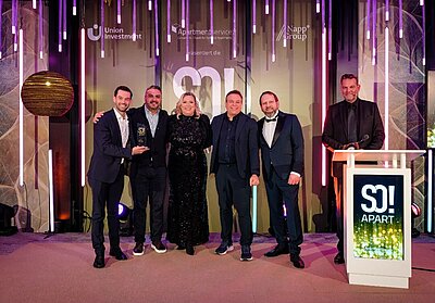 Die i Live hat mit ihren beiden Häusern drei Awards gewonnen. Der Gründer Amos Engelhardt (3.v.r.) erhielt den Special Award. © Hafencitystudios