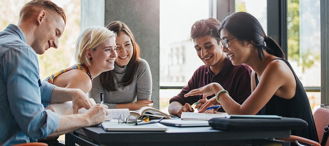 Studierende in der Hochschulbibliothek