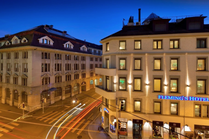 Apartmenthäuser im Nachtlicht © Visionapartments