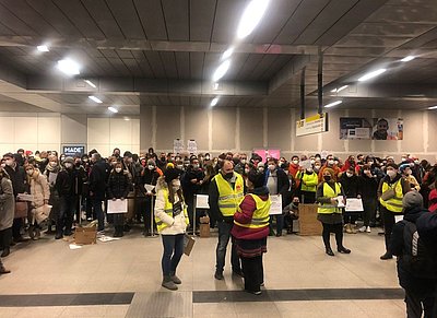 Hunderte freiwillige Helfer warten seit letzter Woche auf dem Hauptbahnhof Berlin auf Tausende Geflüchtete aus der Ukraine. © #Unterkunft Ukraine