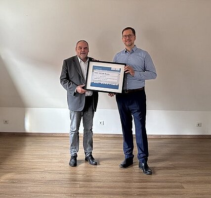 Staatssekretär Prof. Steffen Teichert (l.) übergab den symbolischen Scheck an den Privateigentümer Dr. Stefan Jäger. @TMBWK Staatssekretär Prof. Steffen Teichert (l.) übergab den symbolischen Scheck an den Privateigentümer Dr. Stefan Jäger. @TMBWK