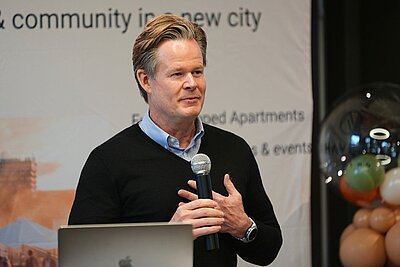 Gawain Smart, CEO der International Campus Group, zeigte sich bei der feierlichen Eröffnung am Donnerstag vom positiven Vermietungsstart angetan. © International Campus