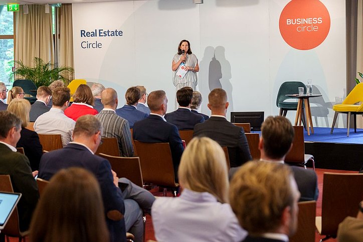 Romy Faisst, Gründerin & CEO vom Business Circle, führte mit Gerhard Rodler, Chefredakteur des Immobilien Magazins, durch das Konferenzprogramm, dessen allumspannender Rahmen das Thema ESG war. © Thomas Magyar