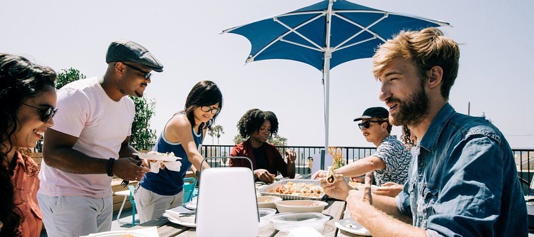 Junge Menschen auf dem Roof Top von Starcity Venice Beach, Los Angeles © Starcity