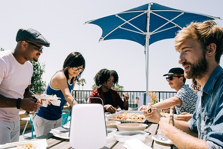 Junge Menschen auf dem Roof Top von Starcity Venice Beach, Los Angeles © Starcity