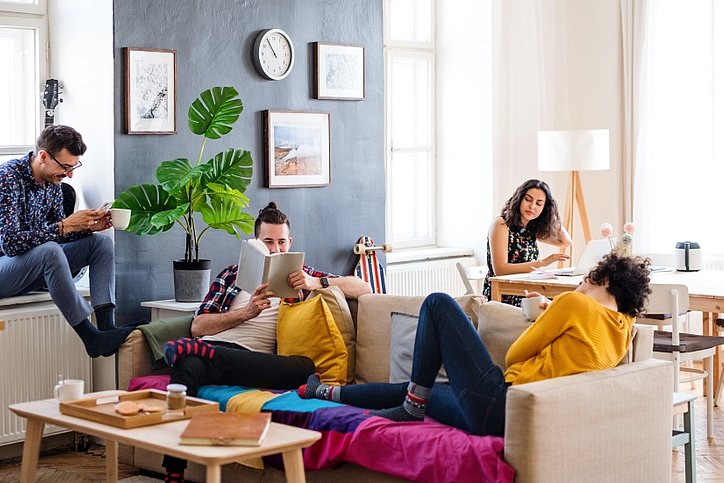 Studenten entspannen in einer Wohngemeinschaft. © stock.adobe.com_Halfpoint