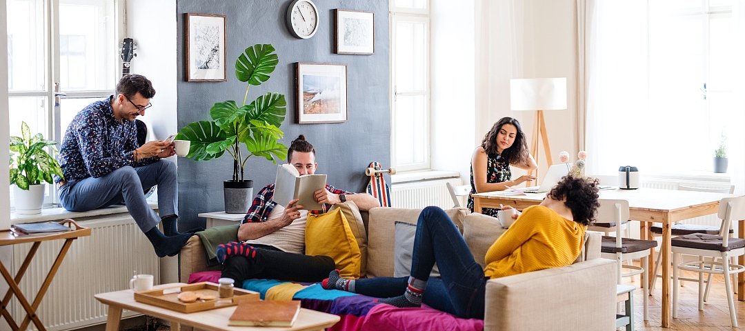 Studenten entspannen in einer Wohngemeinschaft. © stock.adobe.com_Halfpoint