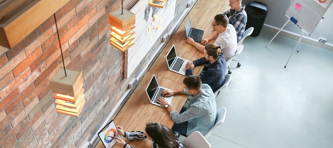 Junge Menschen arbeiten in einem Co-Working-Space. © stock.adobe.com_Pixel-Shot