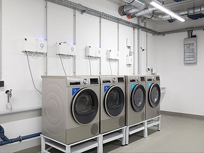 Aufgestellte Waschmaschinen in einer Laundry