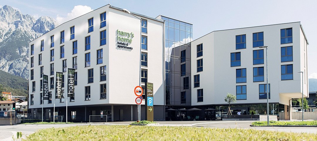 Das neue Harry's Home nur wenige Meter von der Autobahnauffahrt mit dem Telfser Bad und der Klatterhalle nebenan. © harry’s home hotels & apartments/Daniel Zangerl