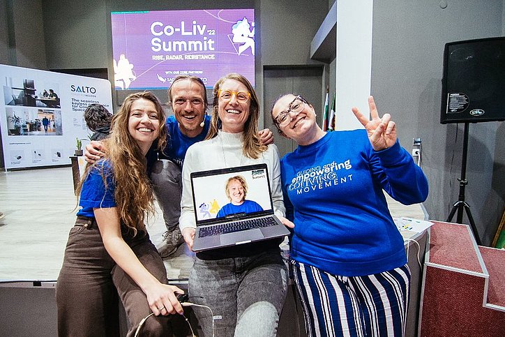 "Guiding and empowering Coliving Moment" stand auf den Pullis des Teams des Co-Liv-Summits 2022 um Gui Perdrix und Kristen Zupancic von Co-Liv und war auch das Motto der über 40 Speaker und etlichen Teilnehmer. © Co-Liv Summit 2022
