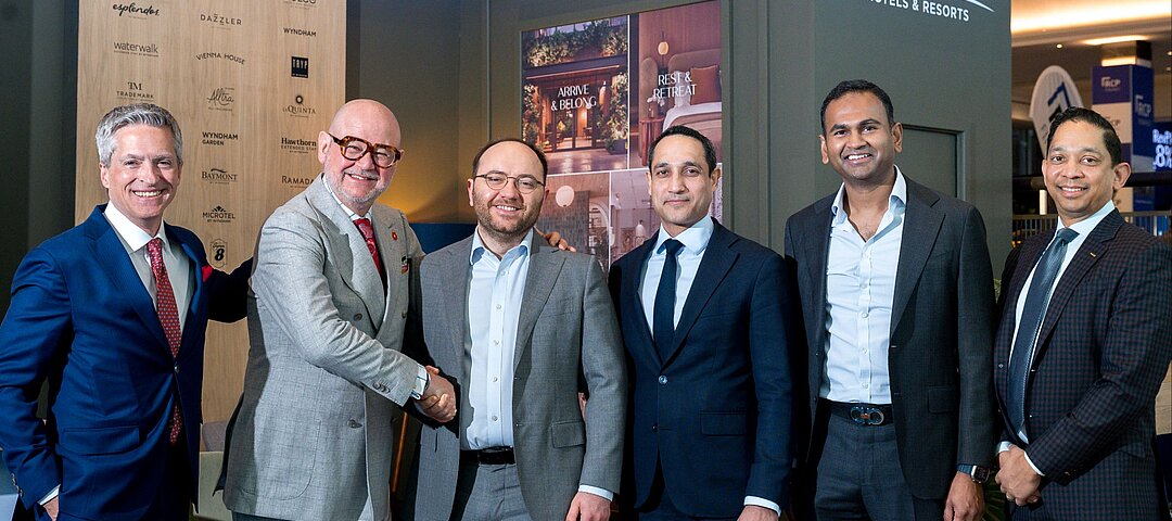 Für Wyndam und Mogotel wird es das vierte und fünfte gemeinsame Projekt (v.l.n.r.): Paul Cash und Dimitris Manikis (beide Wyndham), Ivans Dokicans (Mogotel), Sean Woods, Amit Sripathi, Ken Lakra (alle Wyndham). © Wyndham by Simon Callaghan photography.