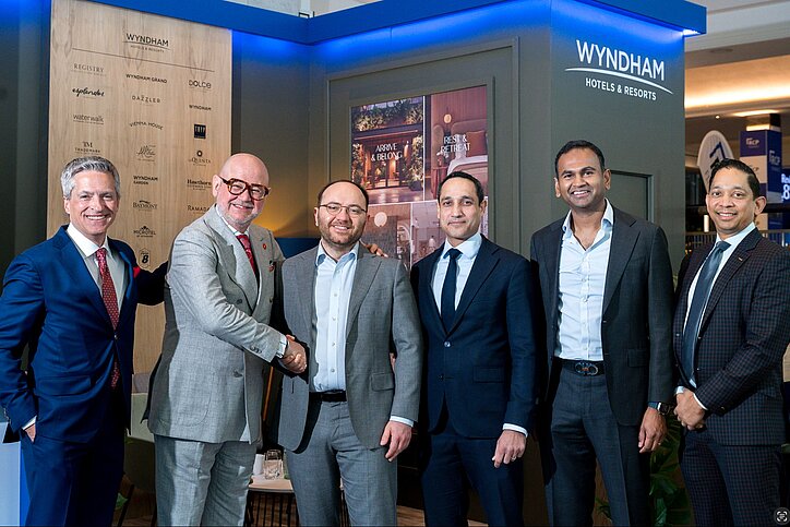 Für Wyndam und Mogotel wird es das vierte und fünfte gemeinsame Projekt (v.l.n.r.): Paul Cash und Dimitris Manikis (beide Wyndham), Ivans Dokicans (Mogotel), Sean Woods, Amit Sripathi, Ken Lakra (alle Wyndham). © Wyndham by Simon Callaghan photography.