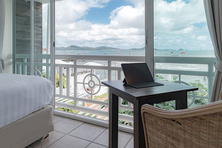 Arbeiten im Apartment, Urlaub vor der Tür - Workation könnte zu einem wichtigen Thema vor allem für Serviced Apartments werden. © AdobeStock_Sevendeman