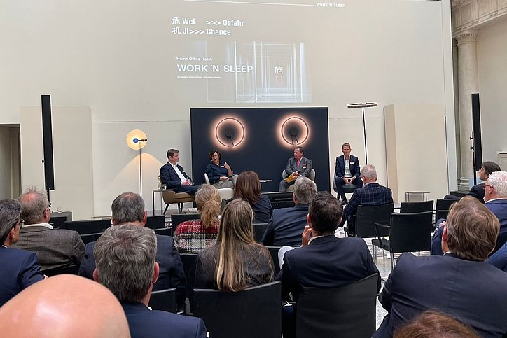 Präsentation von Work 'N' Sleep beim ZIA-Hoteltag, v.l.n.r.: Johannes Butz und Sibylle Thierer (l., beide Häfele), Udo Chistée (Amedia) und Markus Feller (SV Group/Magic) © Gregorius