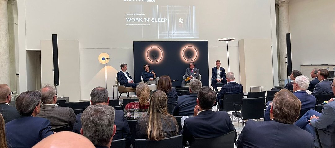 Präsentation von Work 'N' Sleep beim ZIA-Hoteltag, v.l.n.r.: Johannes Butz und Sibylle Thierer (l., beide Häfele), Udo Chistée (Amedia) und Markus Feller (SV Group/Magic) © Gregorius