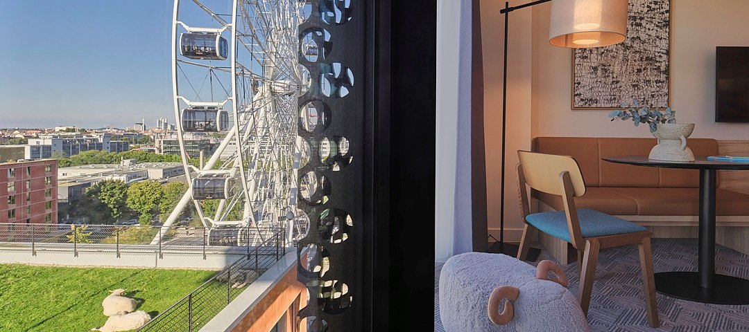 Der Himmel hängt über Adina, das Riesenrad ist zum Greifen nah – zumindest bis das neue Konzerthaus Gasteig hier im Areal entsteht. © Adina Hotels