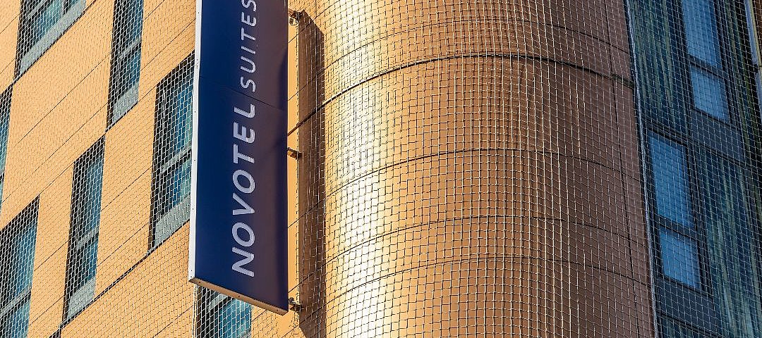 Bald neue Letter auf der früheren Novotel-Fassade in Hamburg. Numa will in den nächsten Monaten und Jahren einige weitere Objekte in Hamburg eröffnen. © Patrizia / Numa