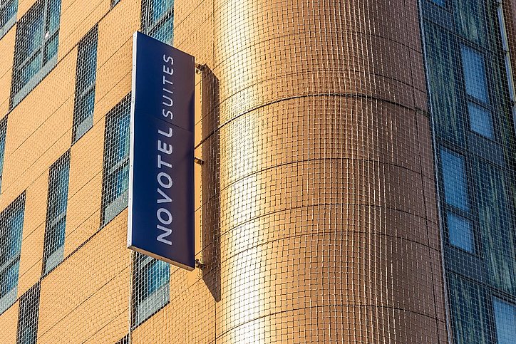 Bald neue Letter auf der früheren Novotel-Fassade in Hamburg. Numa will in den nächsten Monaten und Jahren einige weitere Objekte in Hamburg eröffnen. © Patrizia / Numa