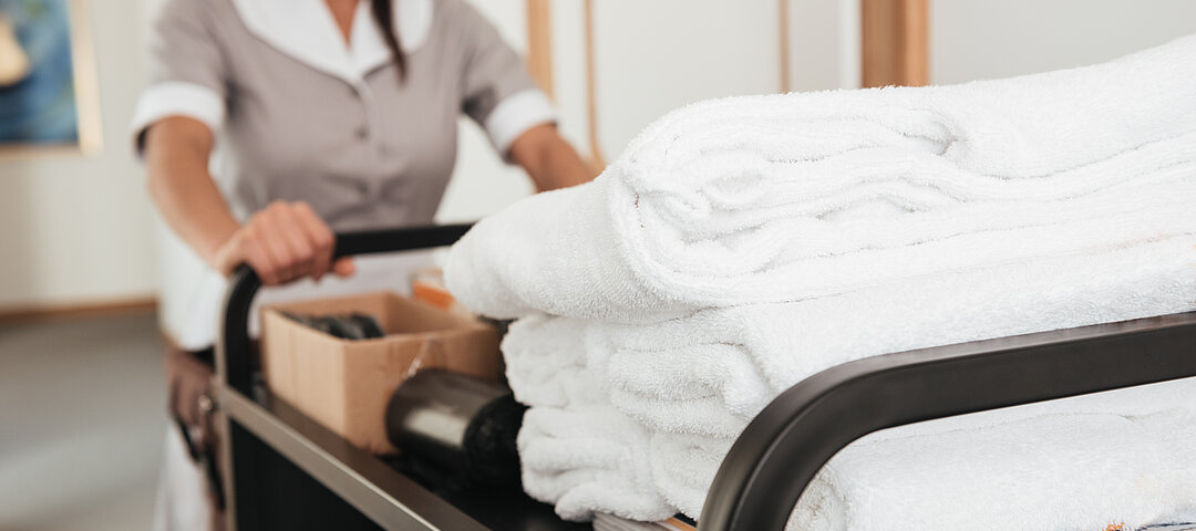 Antworten auf die Bedürfnisse von Housekeeping-Kräfte finden und eigene Teams gründen – dies als ein Weg aus dem Mangel an Reinigungspersonal. © AdobeStock_Drobot Dean 