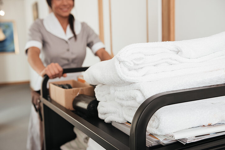 Antworten auf die Bedürfnisse von Housekeeping-Kräfte finden und eigene Teams gründen – dies als ein Weg aus dem Mangel an Reinigungspersonal. © AdobeStock_Drobot Dean 