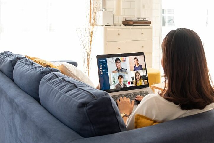 Sofa, Hängematte oder Schreibtisch im oder um das Apartment – das Segment hat den New-Work-Gast offenbar fest bereits im Visier. © stock.adobe.com_Nattakorn