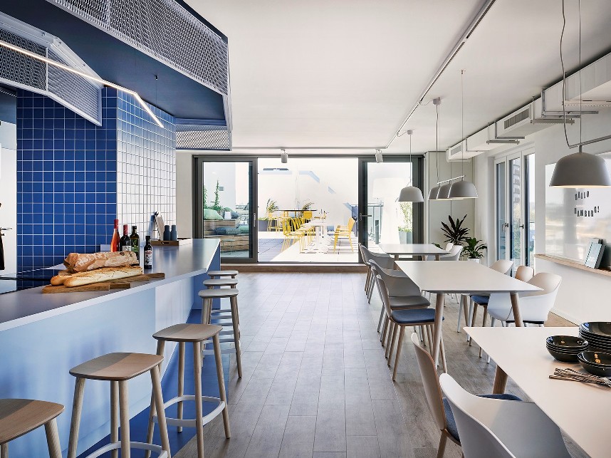 Eine blaue Küche mit Tresen und Essbereich © Joachim Grothus