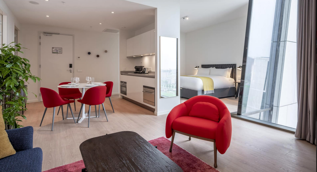 Das Premier Suites Plus Amsterdam steht seit Juli 2020 in Amsterdam im zwölften Stock eines Hochhauses offen. © PREM Group